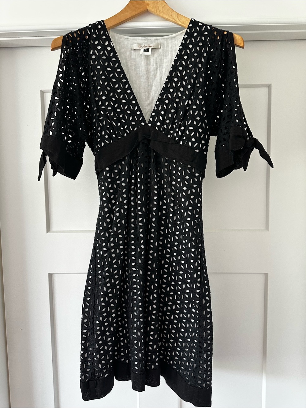 Single Los Angeles
by Galina Sobolev Black Eyelet V-Neck-100% cotton - Small